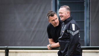 Steffen Korell und Roland Virkus unterhalten sich.