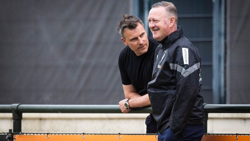 Steffen Korell und Roland Virkus unterhalten sich.