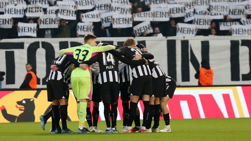 Die Startelf von Borussia Mönchengladbach im Kreis.