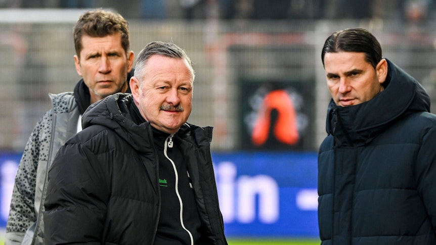 Guido Streichsbier, Roland Virkus und Gerardo Seoane stehen am Spielfeldrand.
