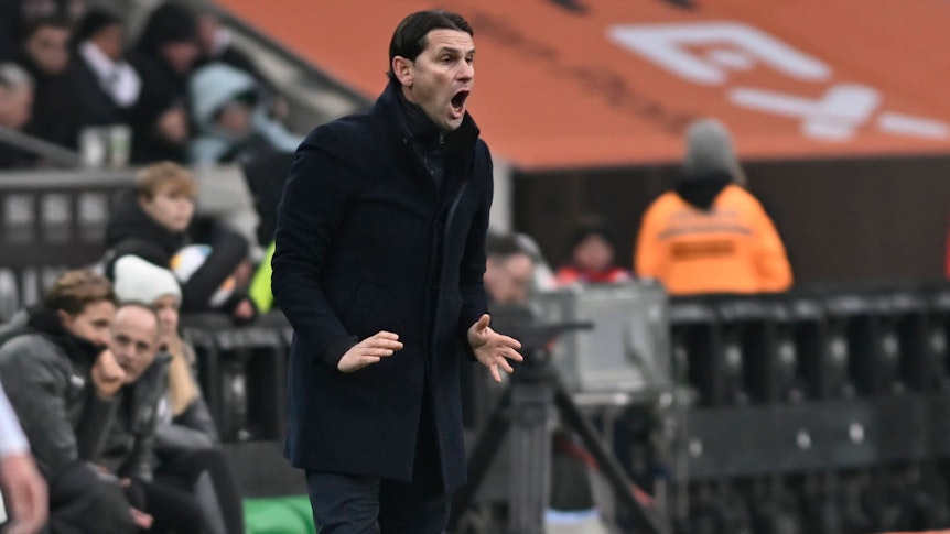 Gerardo Seoane gibt Anweisungen am Spielfeldrand.