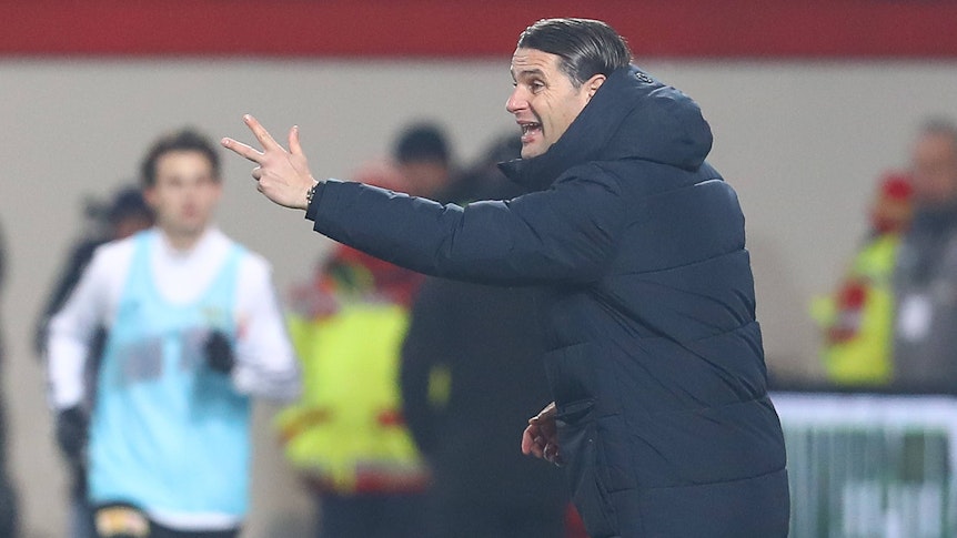 Gerardo Seoane gibt beim Spiel gegen Union Berlin Anweisungen.