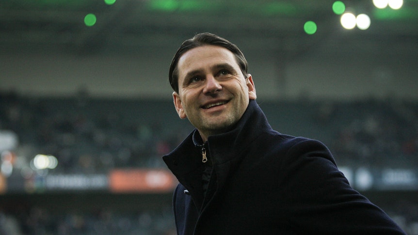 Gerardo Seoane schaut auf die Tribüne.
