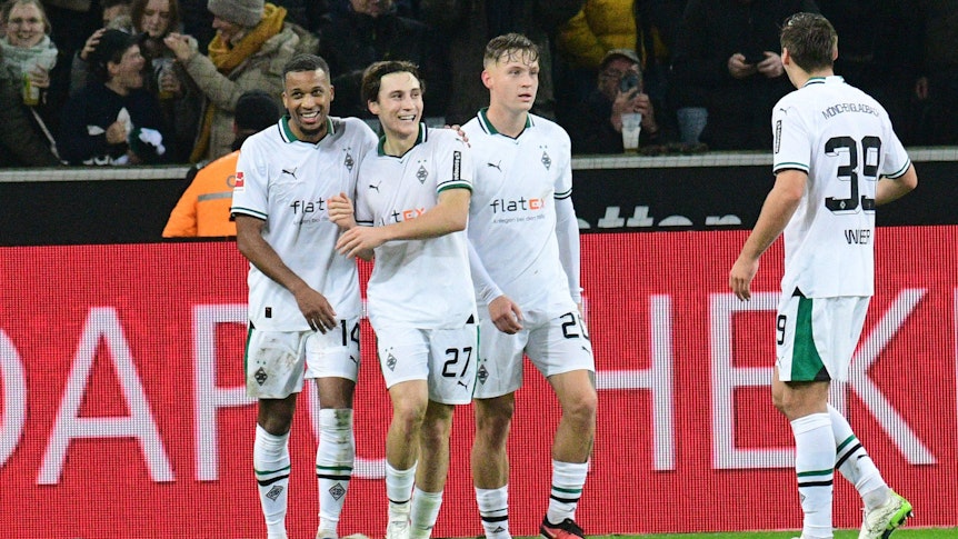 Die Spieler Plea, Reitz, Netz und Wöber feiern ein Tor.