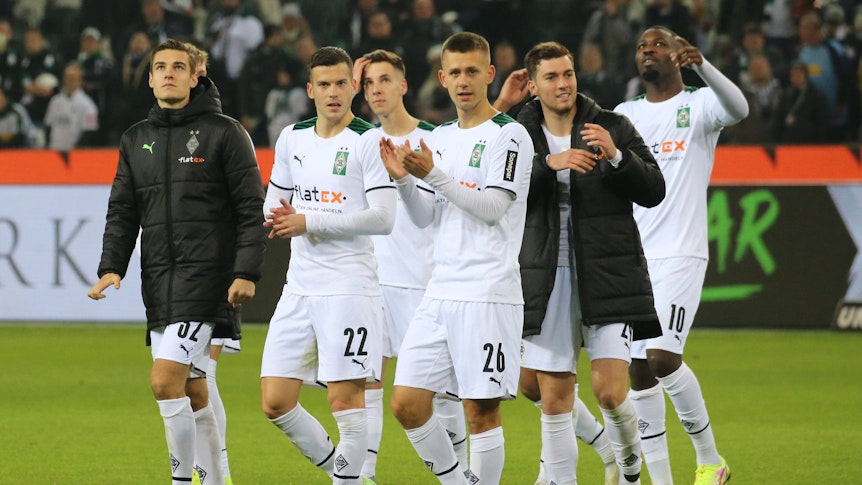 Spieler von Borussia Mönchengladbach drehen eine Fan-Runde im Borussia-Park.