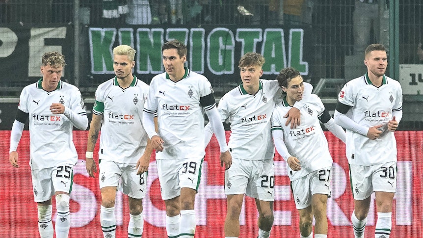 Spieler von Borussia Mönchengladbach bejubeln einen Treffer.