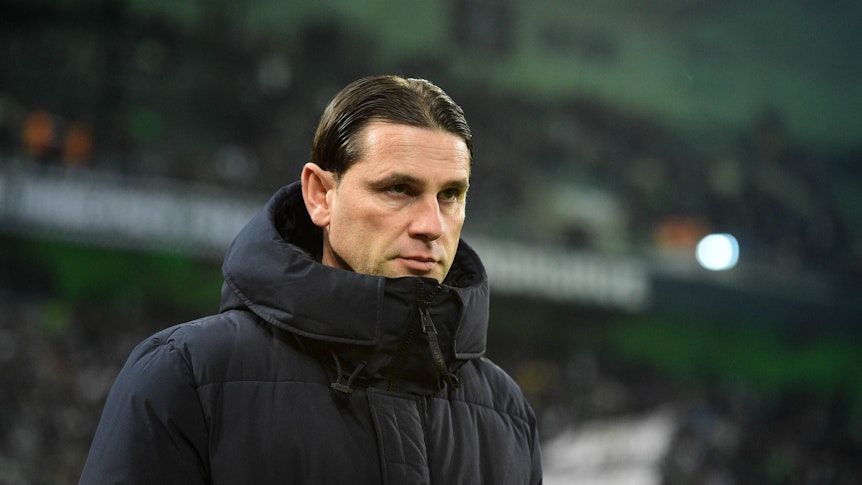 Borussia Mönchengladbachs Trainer Gerardo Seoane verfolgt konzentriert das Spielgeschehen.