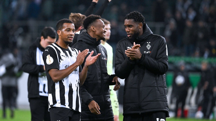 Spieler von Borussia Mönchengladbach klatschen vor den Fans nach einem Sieg.