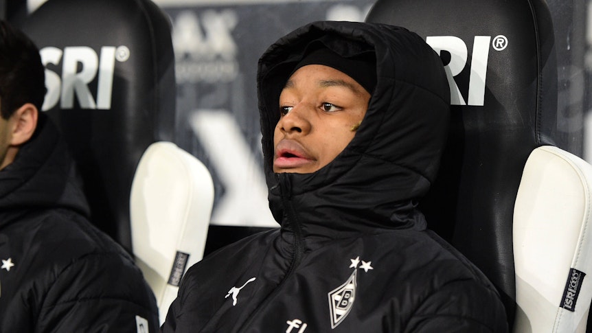 Yvandro Borges Sanches auf der Ersatzbank.