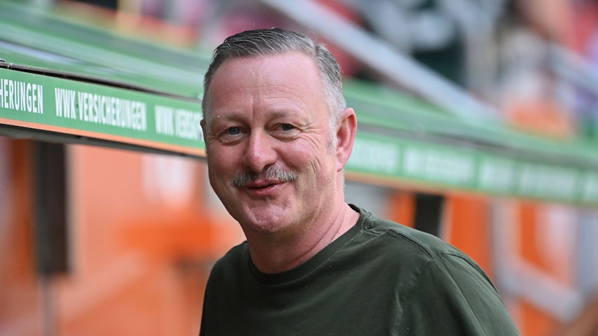 Roland Virkus lächelt in die Kamera.