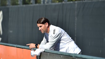 Gerardo Seoane am Borussia-Trainingsplatz.