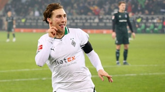 Rocco Reitz streckt die Zunge raus und hält den Zeigefinger an sein rechtes Ohr.