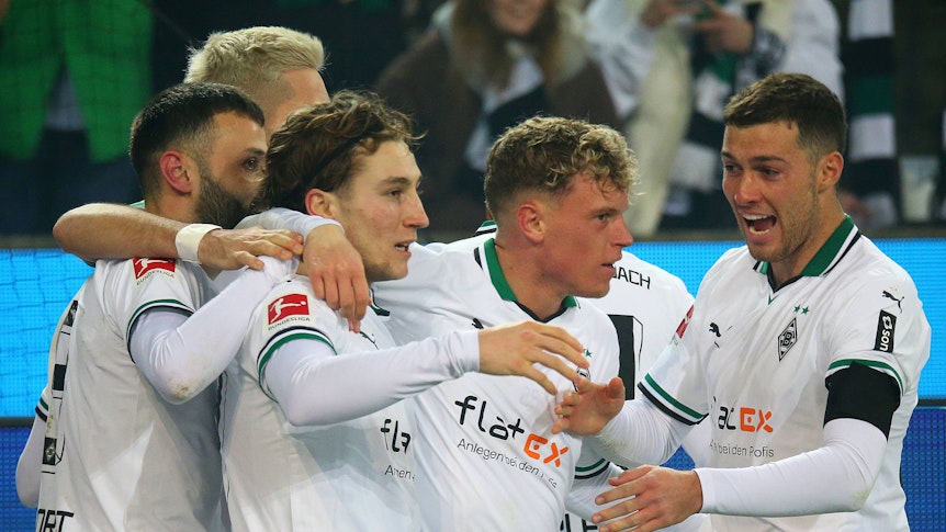 Die Borussia-Spieler jubeln.