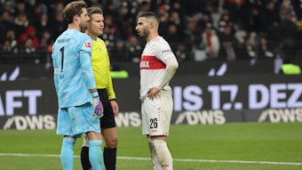 Deniz Undav und Kevin Trapp warten auf eine VAR-Entscheidung.