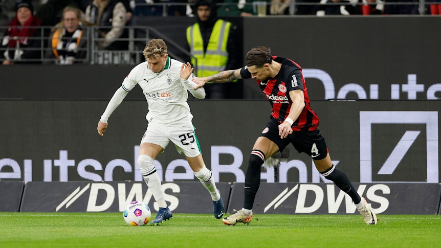 Robin Hack bestreitet einen Zweikampf gegen Robin Koch.