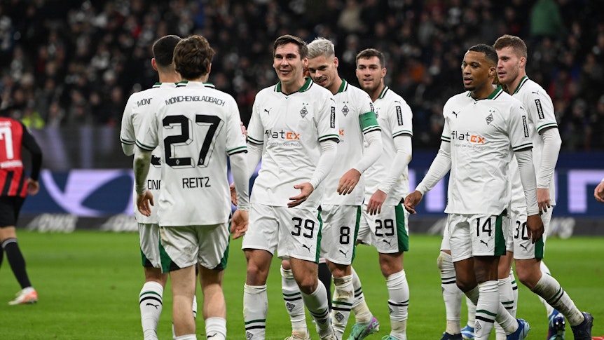 Torschütze Max Wöber jubelt mit seinen Mitspielern.