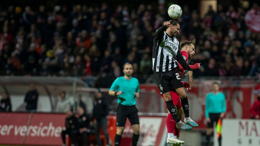 Julian Korb im Kopfballduell.