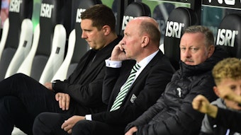 Nils Schmadtke und die Geschäftsführer Stephan Schippers sowie Roland Virkus sitzen auf der Ersatzbank.