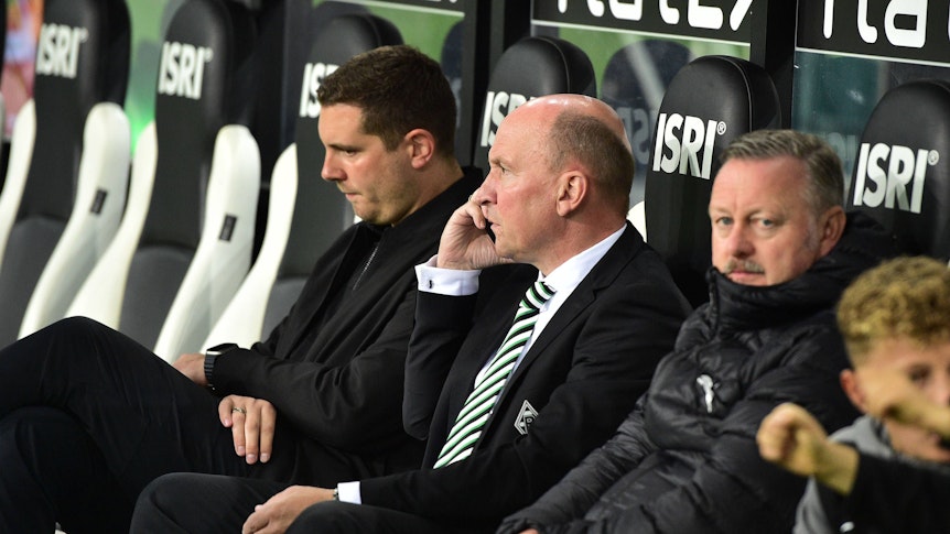 Nils Schmadtke und die Geschäftsführer Stephan Schippers sowie Roland Virkus sitzen auf der Ersatzbank.