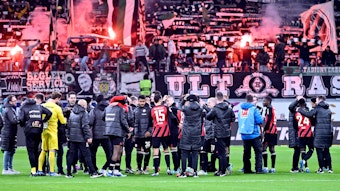 Die Fans von Borussia Mönchengladbach unterstützen ihr Team nach Spielende.