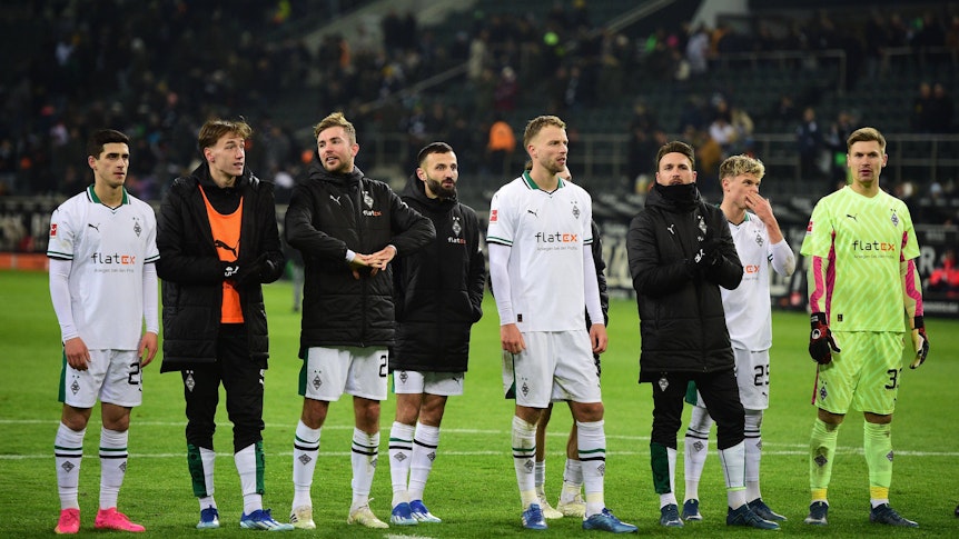 Spieler von Borussia Mönchengladbach stehen nach einem Sieg nebeneinander.