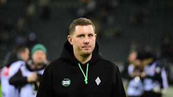 Sportdirektor von Borussia Mönchengladbach mit fokussiertem Blick vor dem Spiel gegen Werder Bremen.