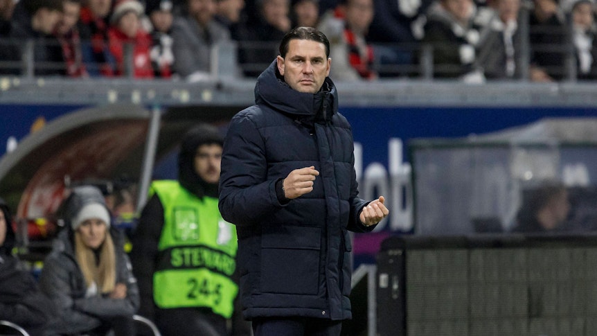 Trainer von Borussia Mönchengladbach beim Coaching während eines Spiels.
