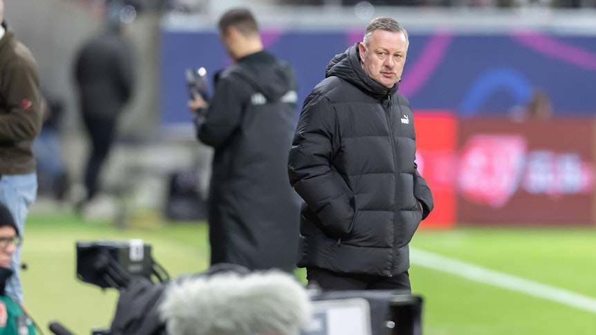 Roland Virkus am Spielfeldrand.