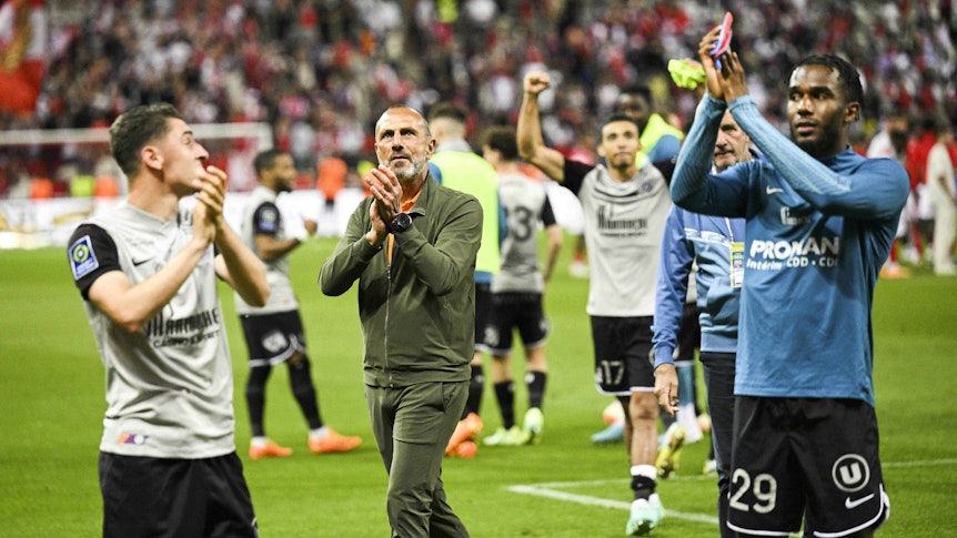 Joris Chotard und Michel Der Zakarian applaudieren den Fans.