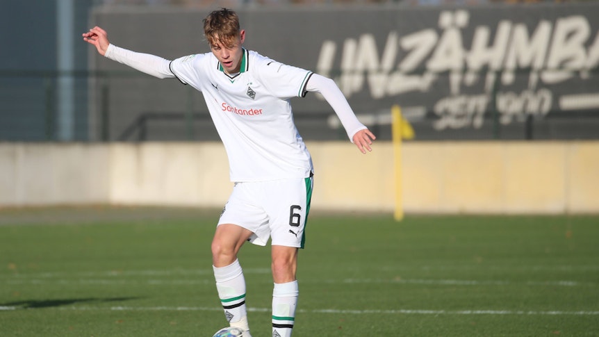Niklas Swider kontrolliert den Ball.