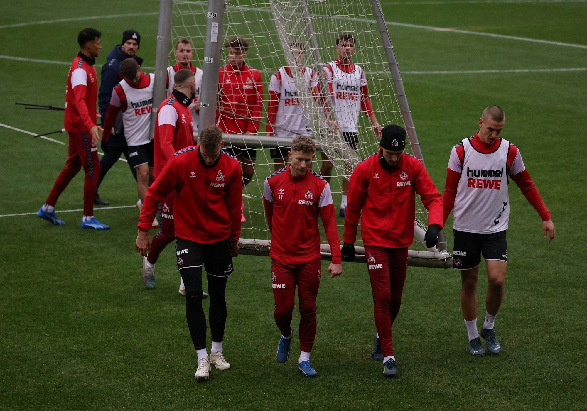 Training des 1. FC Köln im Franz-Kremer-Stadion am Geißbockheim in Köln: Die Spieler tragen ein Tor.
