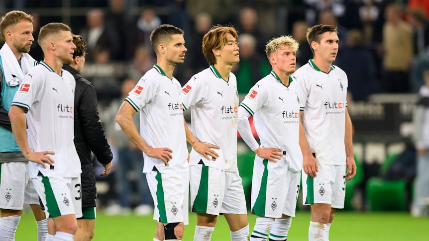Mehrere Spieler von Borussia Mönchengladbach stehen enttäuscht vor der eigenen Kurve, unter ihnen Julian Weigl, Ko Itakura, Nico Elvedi, Robin Hack und Maximilian Wöber.