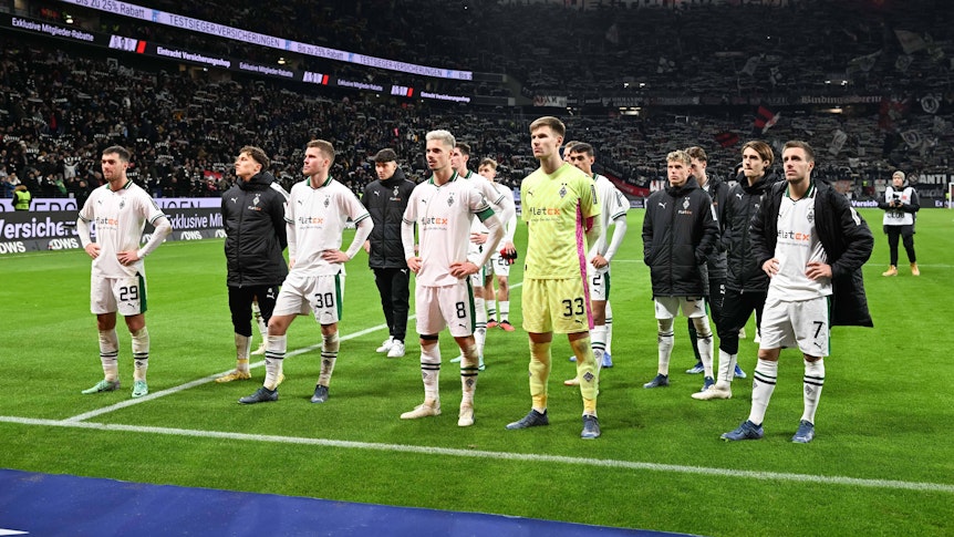 Die Borussia-Spieler vor dem Gästeblock in Frankfurt.
