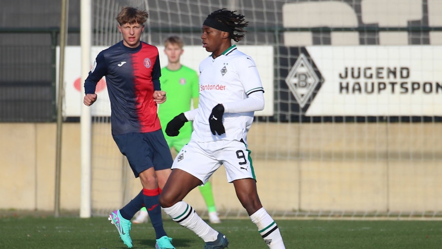 Winsley Boteli am Ball für die U19-Mannschaft von Borussia.