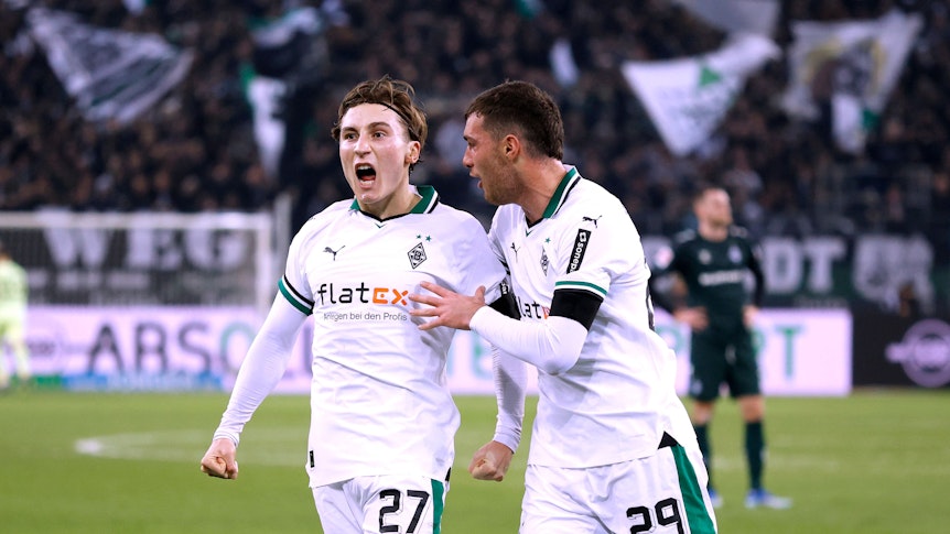 Ein Spieler von Borussia Mönchengladbach bejubelt einen erzielten Treffer.
