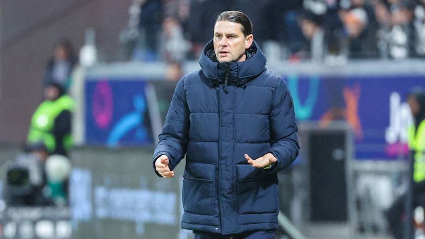 Trainer von Borussia Mönchengladbach gestikuliert und gibt Anweisungen während eines Spiels.