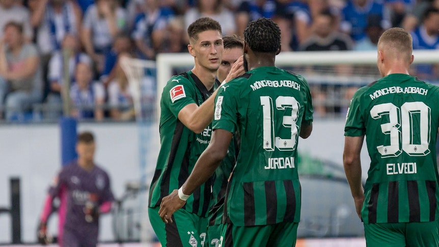 Tomas Cvancara und Jordan Siebatcheu schlagen ein.
