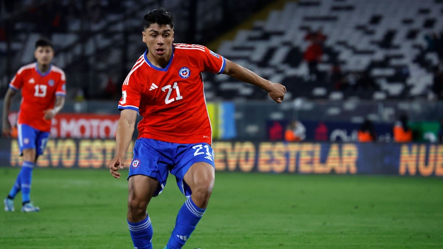 Damian Pizarro am Ball für die Nationalmannschaft von Chile.
