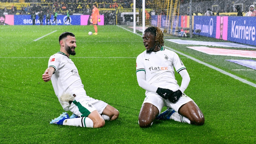 Franck Honorat und Manu Koné rutschen jubelnd über den Rasen im Signal-Iduna-Park in Dortmund.