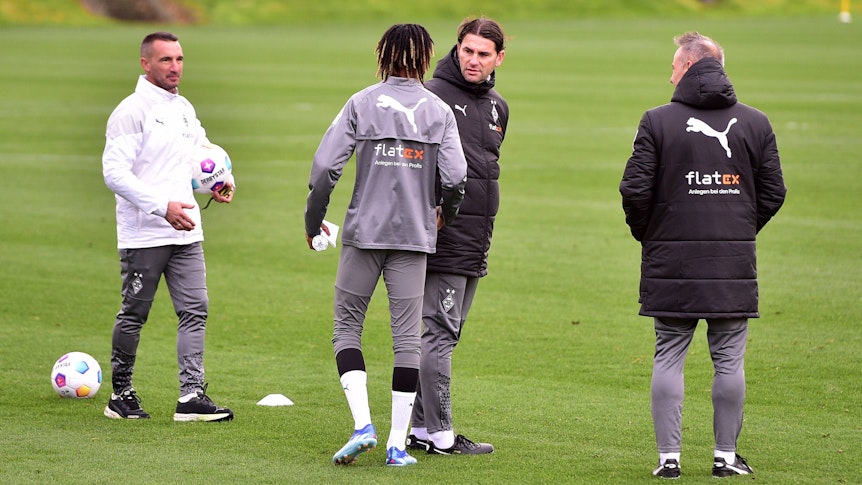 Yvandro Borges Sanches geht auf dem Trainingsplatz zu seinem Trainer Gerardo Seoane.