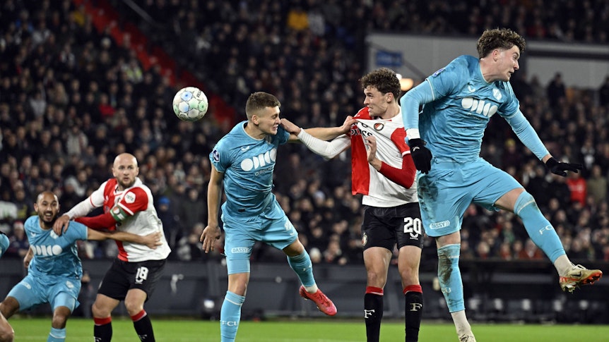 Mats Wieffer von Feyenoord Rotterdam setzt sich im Kopfballduell durch.