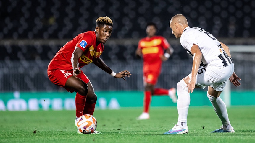 Nikolas Antic von Partizan Belgrad im Zweikampf mit Ibrahim Osman.
