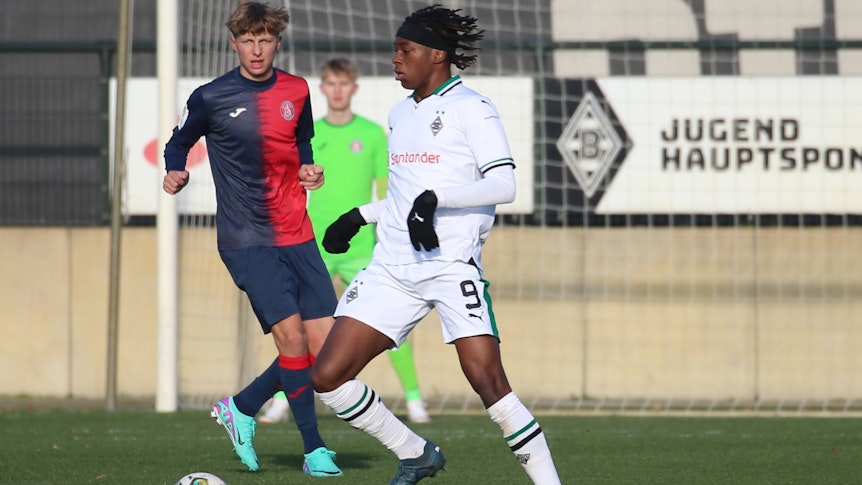 Winsley Boteli in einem Spiel der Borussia-U19 am Ball.