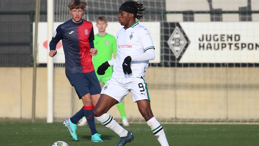 Winsley Boteli am Ball für die Borussia-U19.