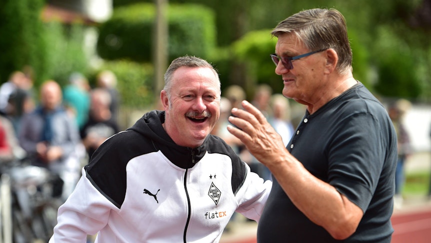 Roland Virkus und Hans Meyer lachen im Gespräch.