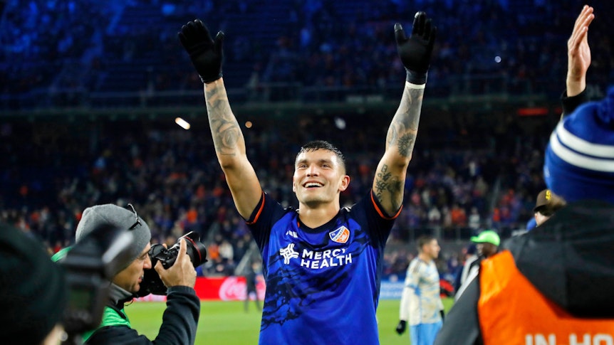 Brandon Vazquez streckt beide Arme in die Luft.