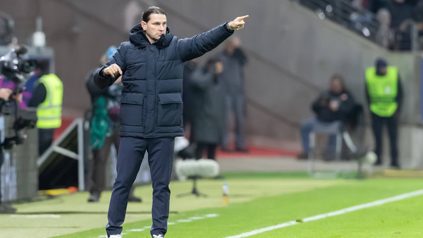 Gerardo Seone gestikuliert mit ausgestrecktem Arm von der Seitenlinie.