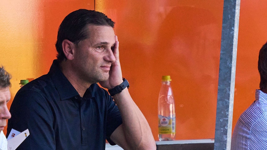 Gerard Seoane fasst sich an den Kopf.