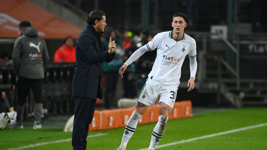 Tomas Cvancara bekommt Anweisungen von Gerardo Seoane.
