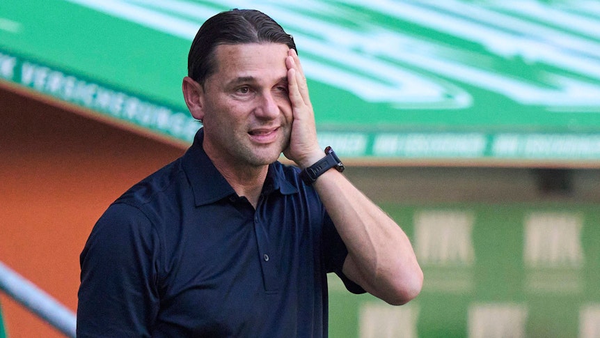 Gerardo Seoane fasst sich ins Gesicht.